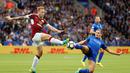 Pemain Leicester City, Marc Albrighton (kanan), berebut bola dengan pemain Burnley, Scott Arfield, dalam laga Premier League di Stadion King Power, Leicester, Sabtu (17/9/2016) malam WIB. (Action Images via Reuters/John Sibley)