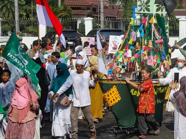 Umat Islam mengikuti tradisi Ngarak Perahu di kawasan Pasar Lama, Tangerang, Banten, Senin (16/9/2024). (merdeka.com/Arie Basuki)