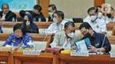 Menteri LHK Siti Nurbaya, Menteri ESDM Arifin Tasrif dan Menteri BUMN Erick Thohir mengikuti rapat kerja  dengan Komisi VII DPR RI di Komplek Parlemen Senayan, Jakarta, Selasa (29/11/2022). Rapat membahas mengenai Rancangan Undang-Undang Energi Baru dan Energi Terbarukan (RUU EB-ET). (Liputan6.com/Angga Yuniar)