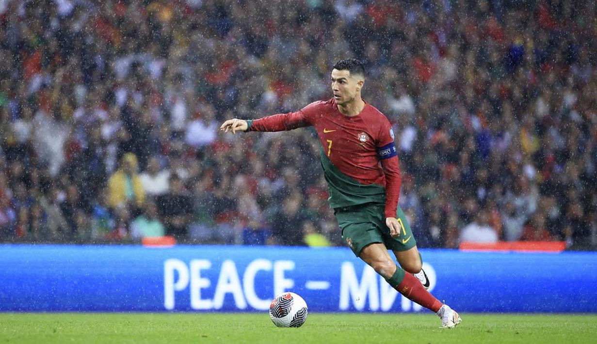 Pemain Portugal, Cristiano Ronaldo, saat melawan Slovakia pada laga Kualifikasi EURO 2024 di Stadion Dragao, Sabtu (14/10/2023). Portugal menang dengan skor 3-2. (AP Photo/Luis Vieira)