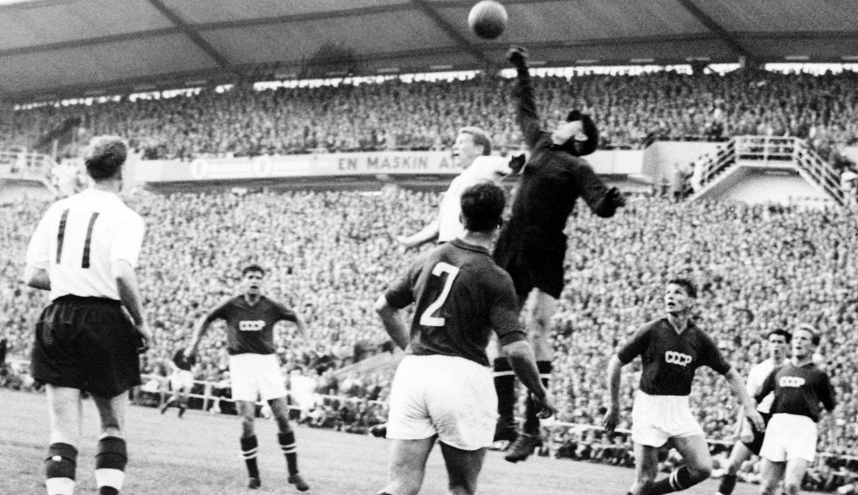Aksi-aksi penyelamatan spektakulernya di mistar gawang membuatnya dikenal sebagai “laba-laba hitam”. Yashin pun dianugerahi Ballon d’Or pada 1963 dan menjadi satu-satunya kiper yang mampu meraih penghargaan tersebut. (Photo by STAFF / SCANPIX SWEDEN / AFP)