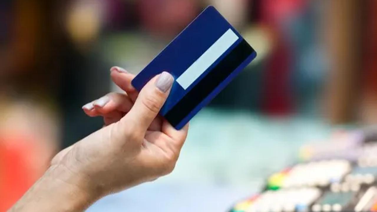 Kedua, menurut Alfons, di mesin EDC sudah disetel alat yang bisa mencuri data kartu termasuk PIN.