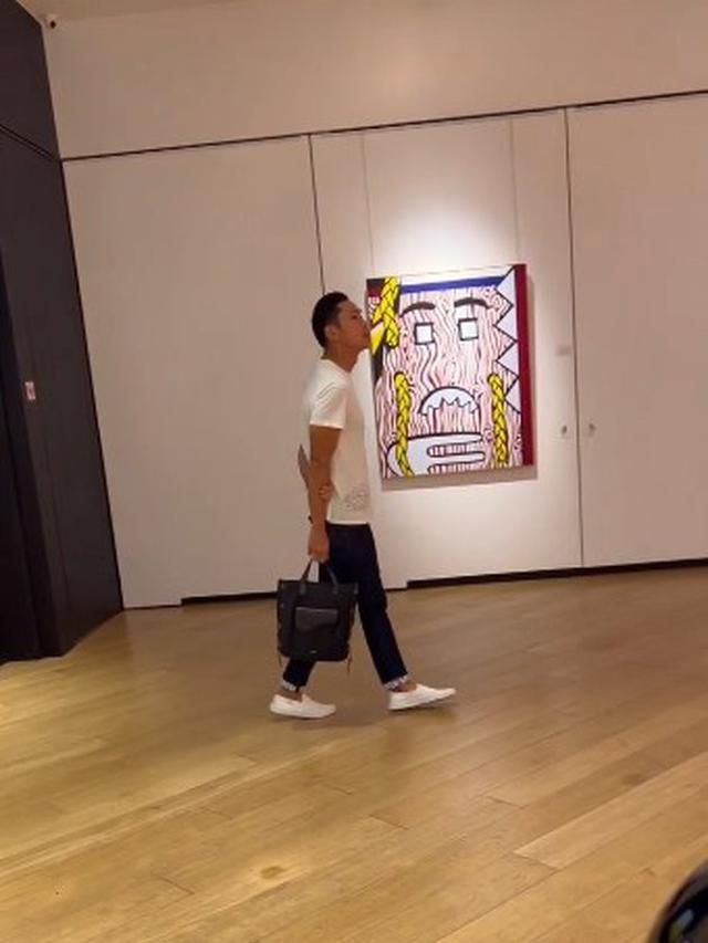 Usai Liburan Keluarga, Ini 7 Momen Sandra Dewi Kencan Bareng Suami di Singapura