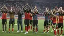 Para pemain Belgia memberikan salam kepada fans usai menang atas Yunani pada laga grup H kualifikasi Piala Dunia 2018 di Georgios Karaiskakis Stadium, Piraeus port, Yunani, (3/9/2017). Belgia menang 2-1. (AP/Thanassis Stavrakis)
