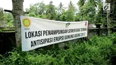 Gunung Agung terus mengalami erupsi sejak kemarin, warga mulai mengungsikan hewan ternak ke tempat aman.