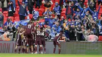 Para pemain Leicester City merayakan bersama penggemarnya setelah Youri Tielemans mencetak gol pembuka pada pertandingan final Piala FA antara Chelsea dan Leicester City di Stadion Wembley di London, Inggris, Sabtu 15 Mei 2021. (AP Photo / Kirsty Wigglesw