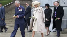 Pangeran Charles dan istri kedua Camilla mengunjungi pahlawan di National War Memorial in Wellington, Selandia Baru, (4/11/2015).  Pangeran Charles dan istri kedua Camilla memulai kunjungannya di Australia dan Selandia baru. (REUTERS/Mark Mitchell)