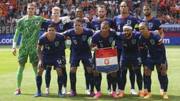 Para pemain starting XI Timnas Belanda berfoto bersama jelang dimulainya laga Grup D Euro 2024 menghadapi Timnas Polandia di Volksparkstadion, Hamburg, Jerman, Minggu (16/6/2024). (AP Photo/Sunday Alamba)