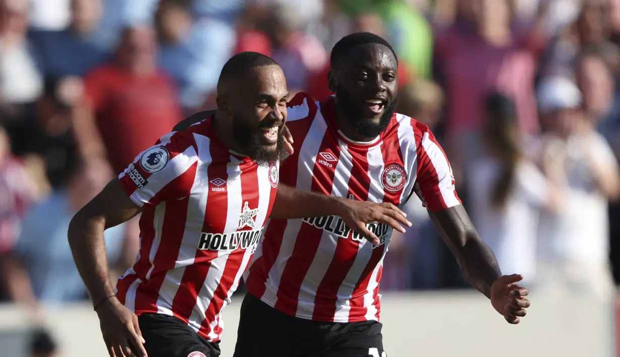 Penyerang Brentford, Bryan Mbeumo berselebrasi dengan rekannya Josh Dasilva setelah mencetak gol ke gawang Manchester United pada pertandingan lanjutan Liga Inggris di Gtech Community Stadium di London, Sabtu (13/8/2022). Brentford menang telak atas MU 4-0. (AP Photo /Ian Walton)