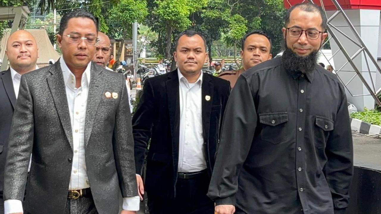 Pakai Baju Serba Hitam, Ustad Khalid Basalamah Penuhi Panggilan KPK Terkait Kasus Kuota Haji
