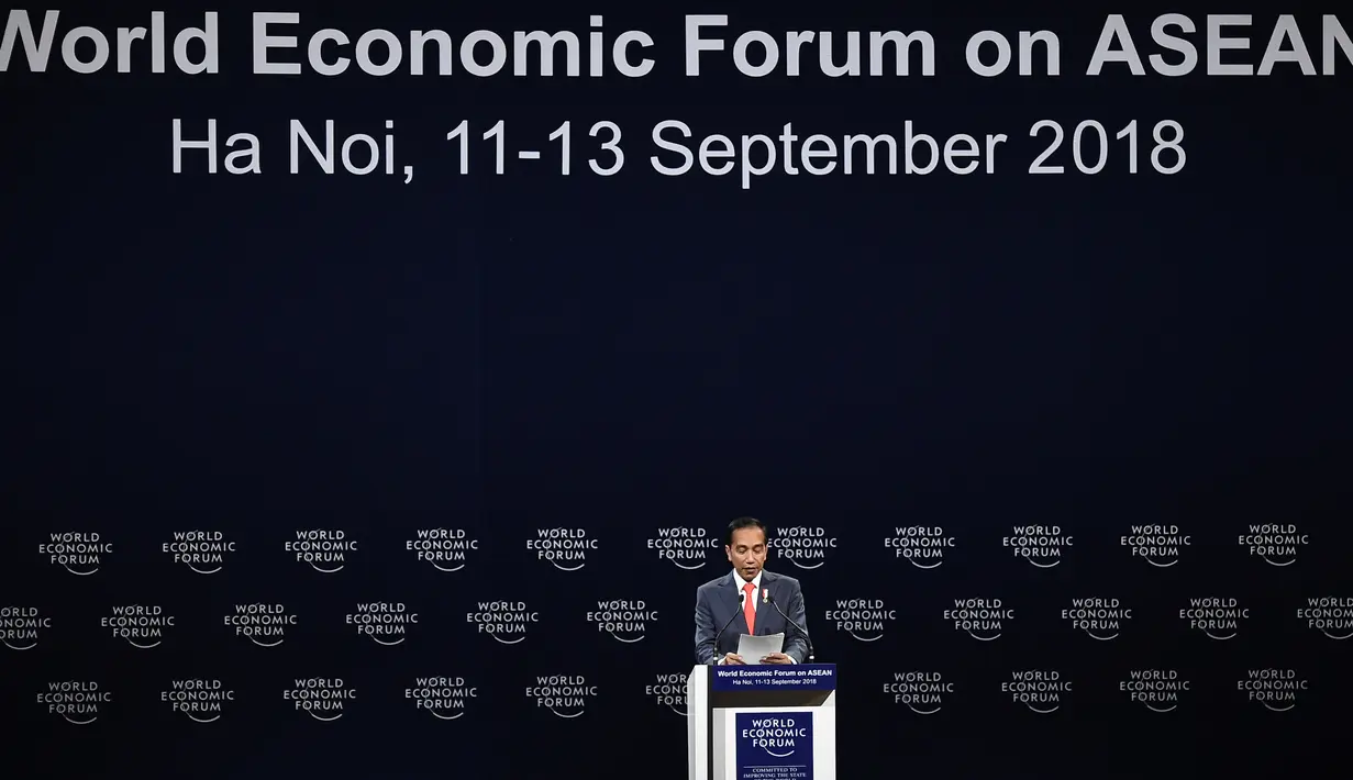Presiden Joko Widodo atau Jokowi menyampaikan pidatonya pada pembukaan World Economic Forum on ASEAN di National Convention Centre di Hanoi, Vietnam, Rabu (12/9). (NHAC NGUYEN/AFP)
