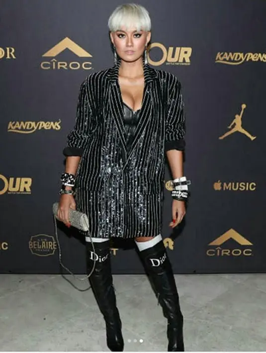 "Happy bday @djkhaled !!! 🔥🔥🔥 #djkhaledbdaycelebration 💋 #AGNEZMO," tulis Agnez dalam foto lain bersama dengan tiga pria. Beberapa foto Agnez tampil seksi beredar di media sosial. (Instagram/agnezmo)