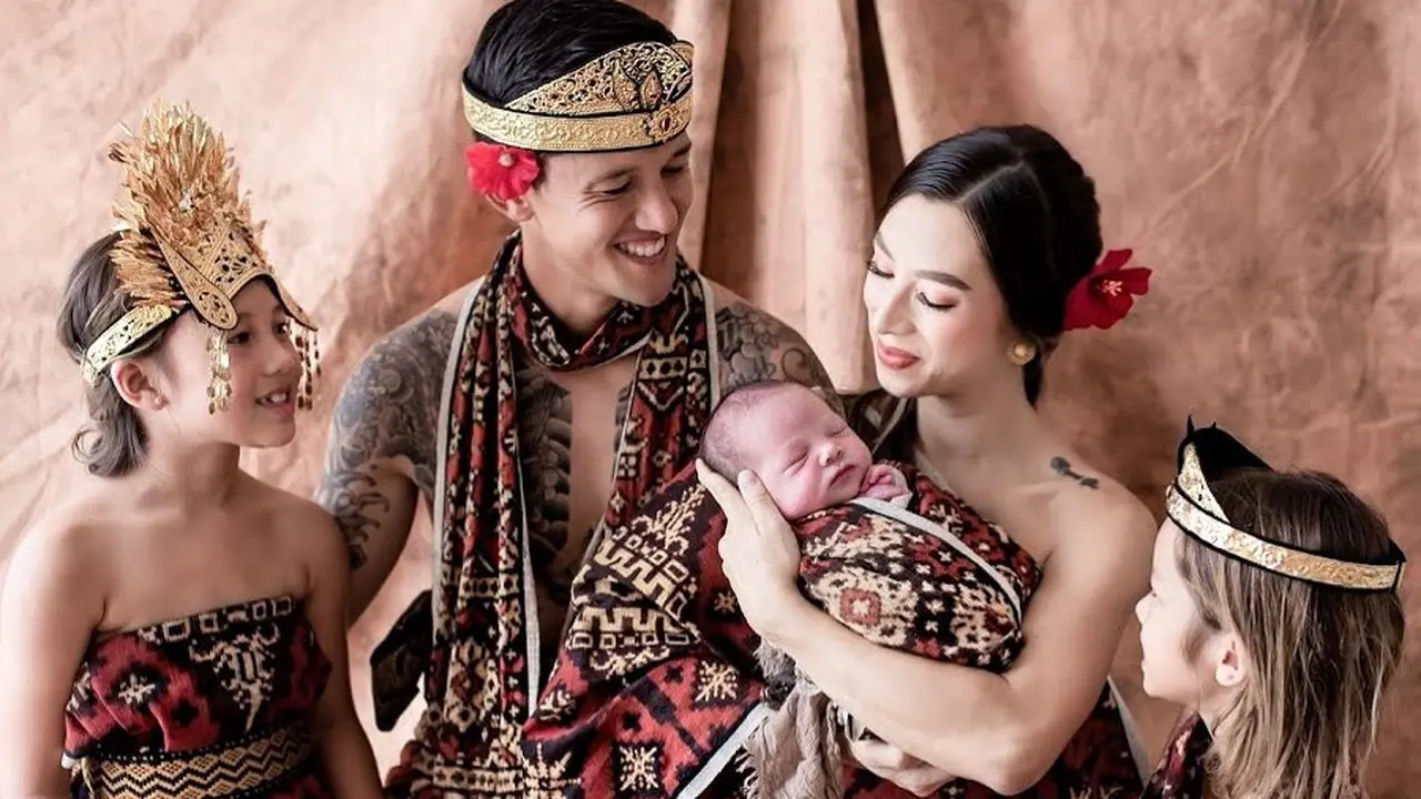 Gaya Pemotretan Keluarga Irfan Bachdim Pakai Kain Nusantara, Tampil Kompak