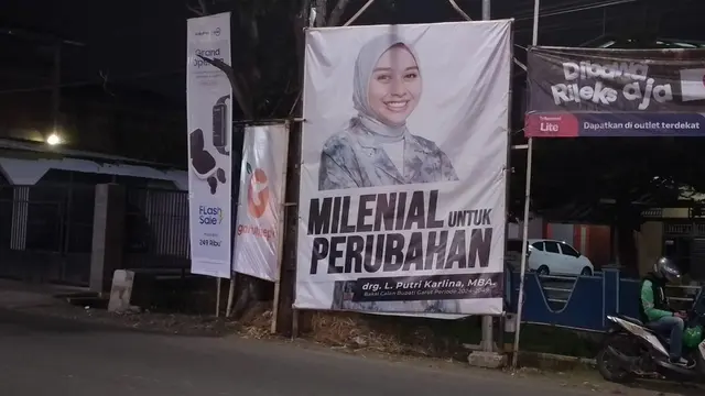 Salah satu media sosialisasi bakal calon Bupati Garut drg. Luthfianisa Putri Karlina atau Putri Karlina, pada salah satu baligo di wilayah Garut, menghangatkan konstalasi Pilkada Garut 2024. (Liputan6.com/Jayadi Supriadin)
