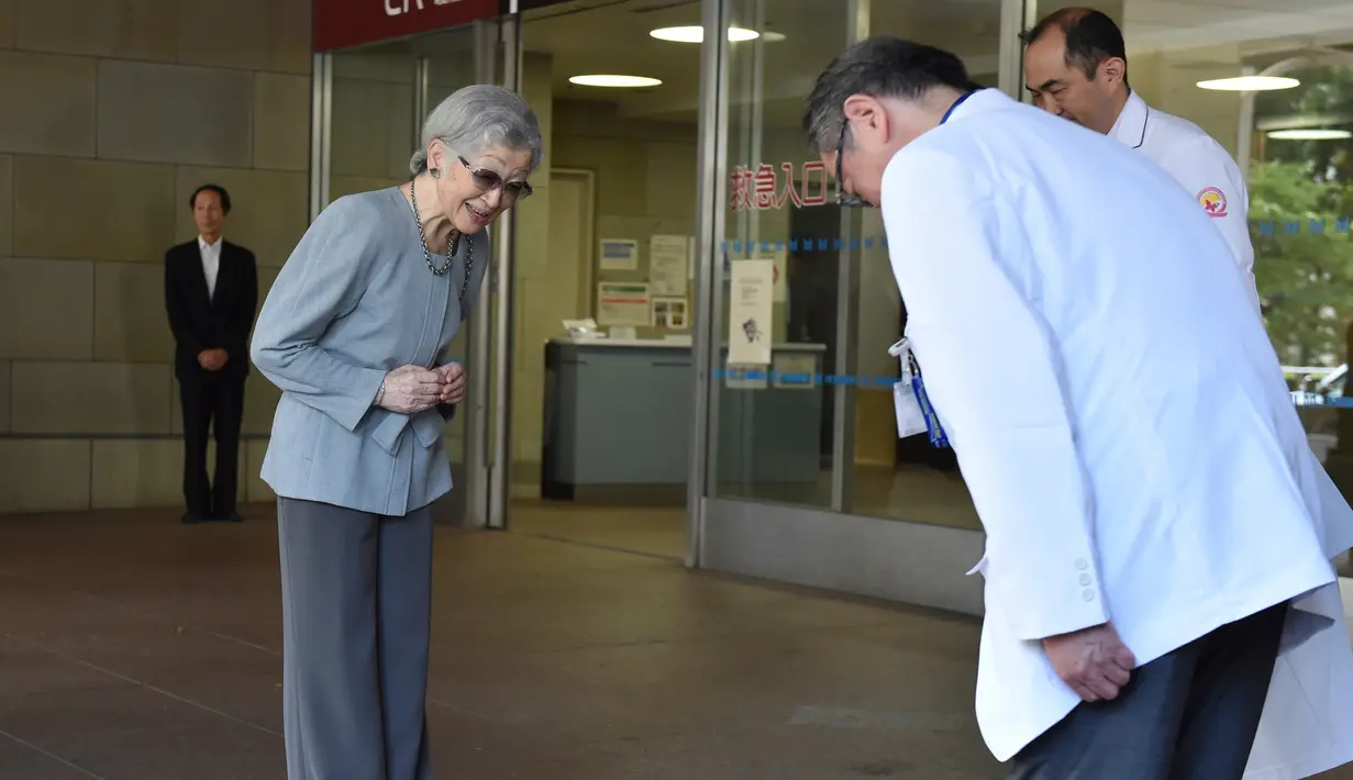 Mantan permaisuri Jepang, Michiko memberi salam penghormatan kepada para dokter yang merawatnya sebelum meninggalkan Rumah Sakit Universitas Tokyo, Selasa (10/9/2019). Michiko  sudah diizinkan pulang selepas menjalani operasi kanker payudara stadium awal di usia 84 tahun. (Kazuhiro Nogi/Pool via AP)