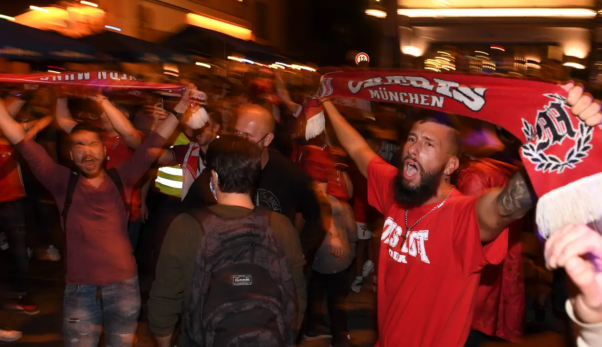 Pendukung Bayern Munchen merayakan kemenangan timnya meraih gelar juara Liga Champions setelah mengalahkan PSG pada final dimainkan di stadion Luz di Lisbon, Portugal di Munich, Jerman ,Minggu, (23/8/2020). Munchen menang 1-0 atas PSG.  (Christof STACHE / AFP)