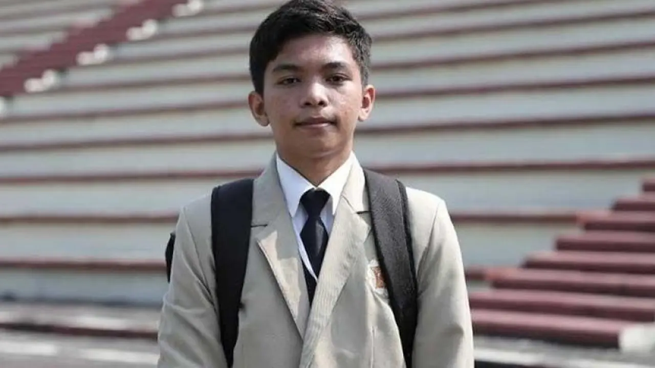 Alumni Madrasah Aliyah Negeri (MAN) 2 Kota Pekanbaru, Riau, Raja Muhammad Hayuri Islami menjadi mahasiswa baru termuda dengan usia 15 tahun saat diterima di UGM, Yogyakarta. (Foto: Kemenag/Liputan6.com)