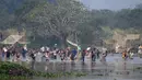 Ratusan warga ikut ambil bagian dalam acara menjaring ikan pada perayaan Festival Bhogali Bihu di Danau Goroimari, sekitar 50 km dari Guwahati di India, Sabtu (13/1). Warga memanen ikan menggunakan jaring. (AFP PHOTO / Biju Boro)