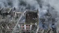Dalam gambar yang diambil dari video, personel layanan darurat bekerja di lokasi pemukiman yang hancur setelah serangan Rusia di Mykolaiv, Ukraina, Kamis, 20 Juli 2023. (Ukrainian Emergency Service via AP)