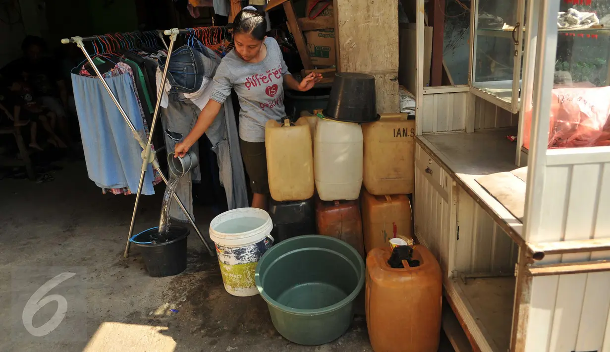 Warga membeli air bersih di Kampung Pasar Ikan Luar Batang, Penjaringan, Jakarta, Senin (28/3). Warga membeli air bersih karena pasokan air bersih melalui PDAM tidak mengalir. (Liputan6.com/Gempur M Surya)