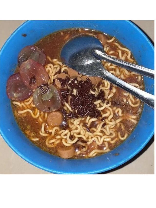 6 Mi Instan dengan Topping Tidak Biasa Ini Bikin Heran