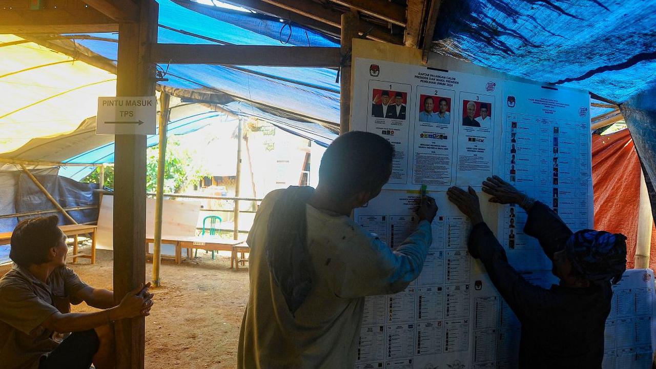 Sejumlah warga Baduy Luar bersama-sama mendirikan bangunan untuk Tempat Pemungutan Suara (TPS) 01 Desa Kanekes untuk Pemilu 2024 di  Leuwidamar, Lebak, Banten, Selasa (13/2/2024). Pemungutan suara Pemilu 2024 akan digelar pada 14 Februari besok. Merdeka.c