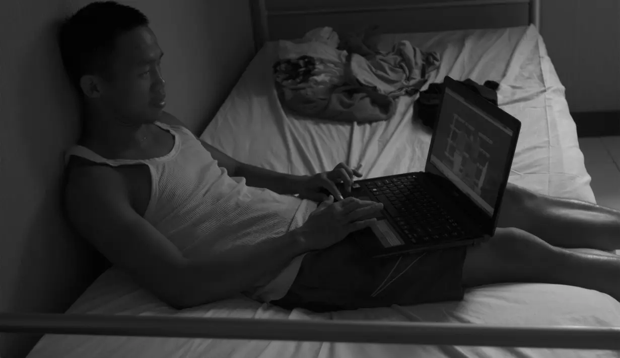 Saat jauh dari keluarga dan berlatih di Bali, Daud Yordan selain berlatih lebih memilih menghabiskan waktu di kamar menonton rekaman-rekaman pertandingan tinju. (Bola.com/Vitalis Yogi Trisna)