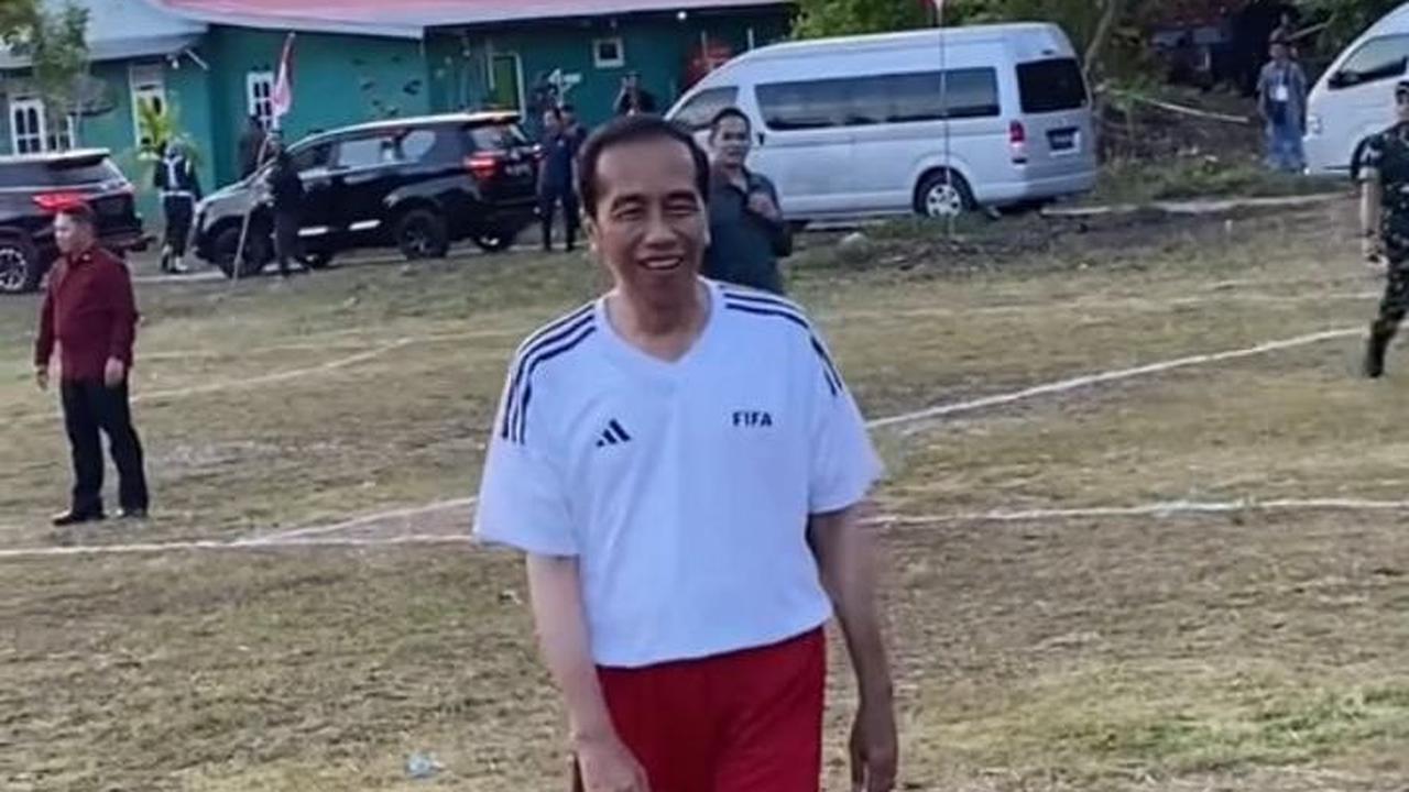 Viral Momen Jokowi Main Bola Bareng Anak-anak di Papua, Netizen Salah Fokus dengan Kaki Sang Presiden