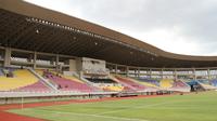 Pemandangan umum tribun penonton Stadion Manahan, Solo, Jawa Tengah, Kamis (25/3/2021) saat penyelenggaraan Turnamen Piala Menpora 2021. (Bola.com/Arief Bagus)