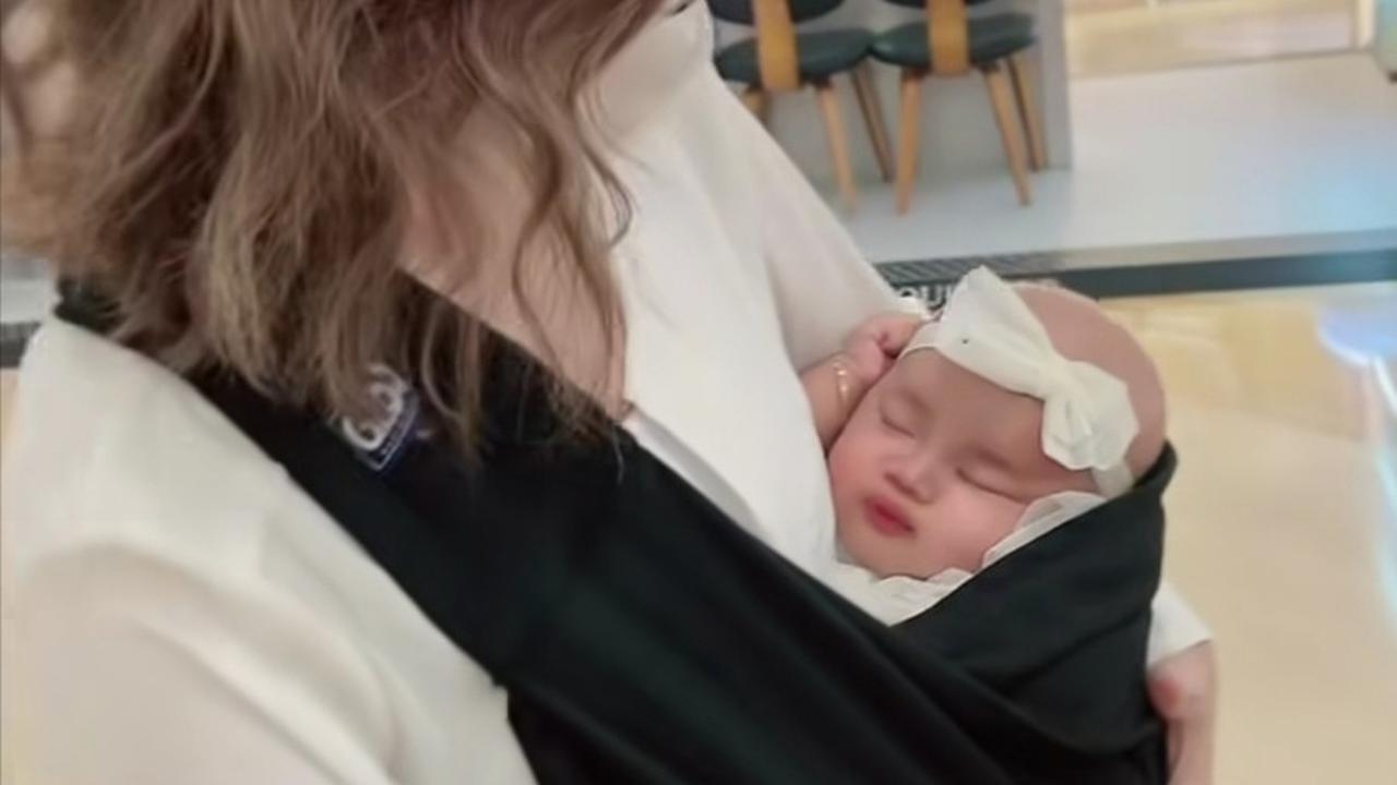 Meski belum memahami betapa terkenalnya neneknya, Dewi Perssik, baby Nawla pasti merasakan kehangatan dan kelembutan dari sosok nenek yang penuh kasih.<br>