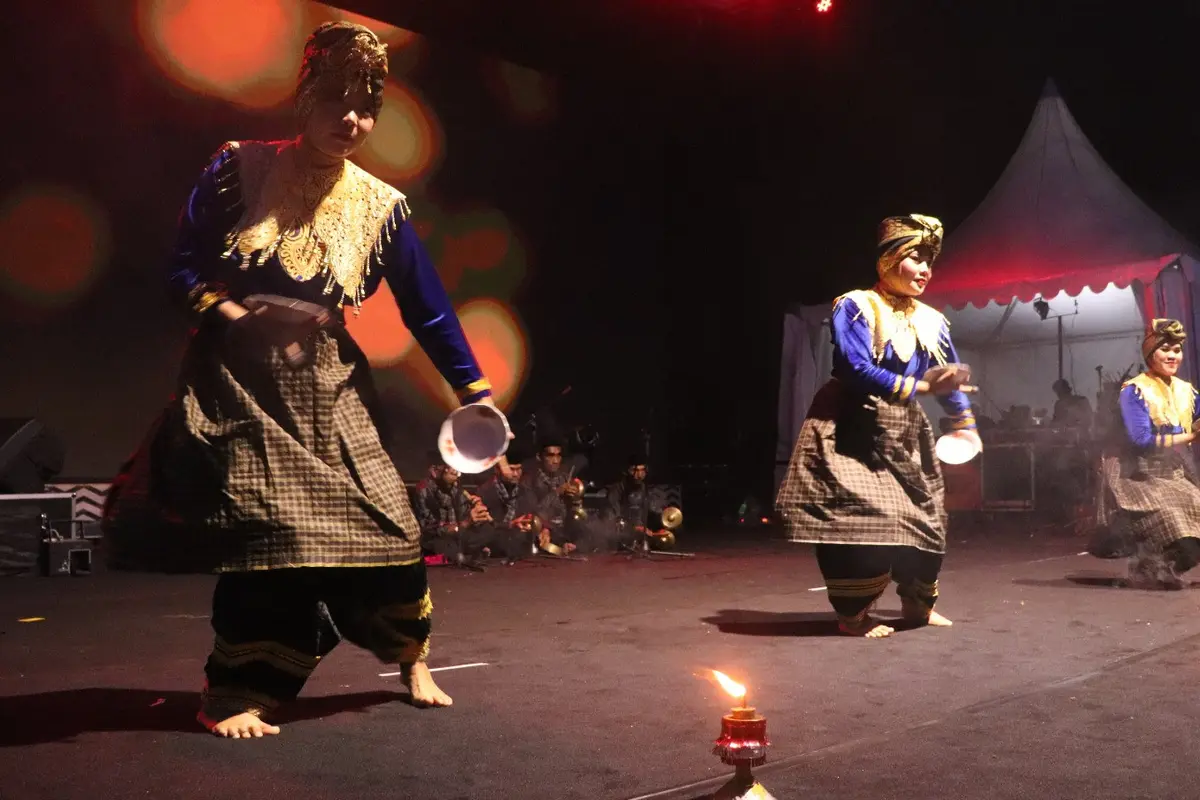 Kegiatan yang bernama Galanggang Arang 2023 merupakan inisiatif kolaboratif antara Kemendikbudristek melalui sejumlah pihak bersama komunitas seni budaya, tokoh adat ninik-mamak dan masyarakat.
