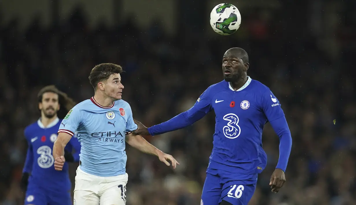 Selang empat menit, Manchester City sukses mencetak gol kedua. Julian Alvarez mecatatkan namanya di papan skor usai meneruskan bola muntah hasil tembakan Riyad Mahrez yang gagal ditepis sempurna oleh Edouard Mendy. Tak ada lagi gol tambahan hingga babak kedua rampung. (AP/Dave Thompson)