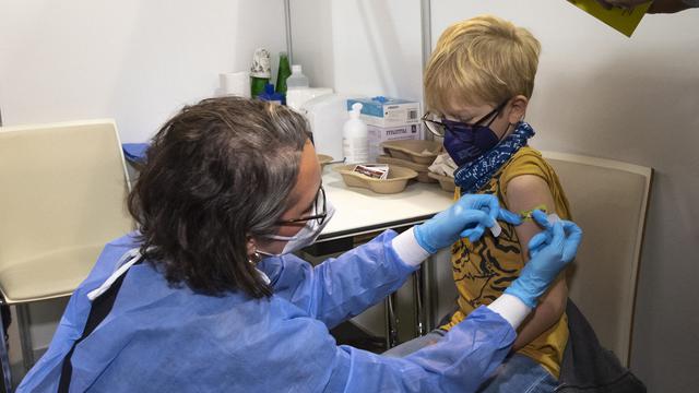 <span>Seorang anak laki-laki menerima suntikan dosis pertama vaksin corona COVID-19 di Wina, Austria, Senin (15/11/2021). Pihak berwenang mulai hari Senin memvaksinasi anak-anak berusia antara 5 dan 11 tahun di ibu kota. (JOE KLAMAR / AFP)</span>