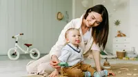 toddler with mom/copyright pexels/Ivan Samkov