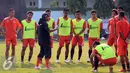 Pelatih Persija, Rahmad Darmawan (bertopi) memberikan arahan pada pemainnya saat latihan di Markas Yon Zikon 14, Jakarta, Senin (24/8/2015). Persija kembali berlatih untuk menghadapi turnamen Piala Presiden 2015. (Liputan6.com/Helmi Fithriansyah)