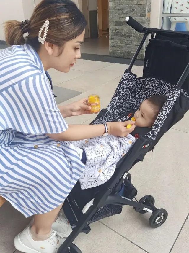 Momen Manis Selvi Kitty Asuh Anak (sumber: instagram/@selvikitty)