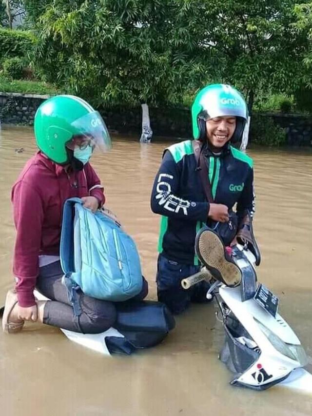 Terobos Banjir, 6 Momen Driver Ojek Online Melayani Pelanggan
