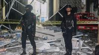Polisi berada di lokasi gedung Nucleus Farma di Jalan Raya Jombang, Tangerang Selatan, yang semalam mengalami ledakan. (Foto: Istimewa).