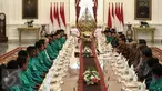 Suasana makan siang bersama Presiden Jokowi dan pemain timnas Indonesia di Istana Merdeka, Jakarta, Senin (19/12). Punggawa timnas Indonesia beserta tim sukses piala AFF memenuhi undangan makan siang bersama. (Liputan6.com/Faizal Fanani)