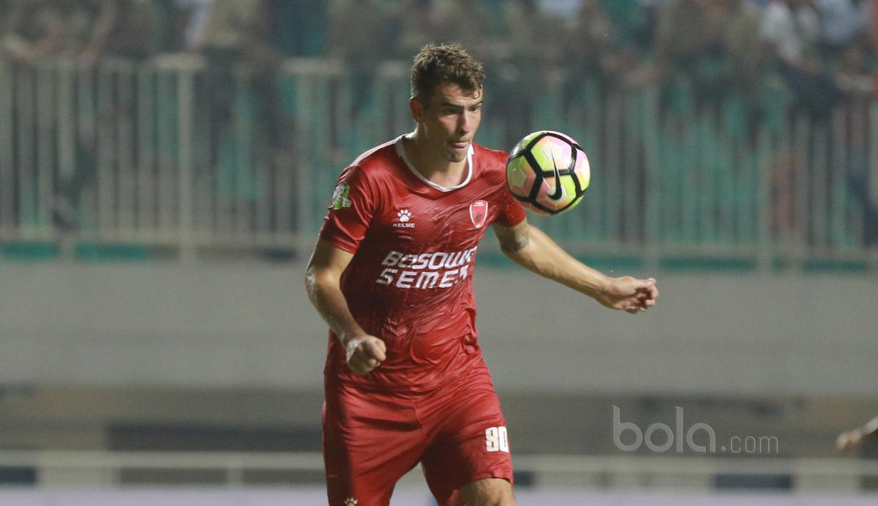 Willem Jan Pluim pemain Belanda yang pernah berkostum Roda JC ini merupakan andalan pelatih Robert Albert berposisi sebagai gelandang serang dan bisa menjadi ancaman jika terjadi duel atas karena postur tubuh yang tinggi. (Bola.com/Nicklas Hanoatubun)
