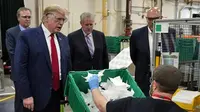 Dalam kunjungannya ke pabrik masker, Donald Trump masih enggan mengenakan masker di tengah pandemi Virus Corona COVID-19.  (AP Photo/Evan Vucci)