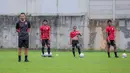 <p>Pelatih baru Persija Jakarta, Carlos Pena saat memimpin latihan perdana yang berlangsung di Nirwana Park, Bojongsari, Sawangan, Sabtu (29/06/2024). (Bola.com/Bagaskara Lazuardi)</p>