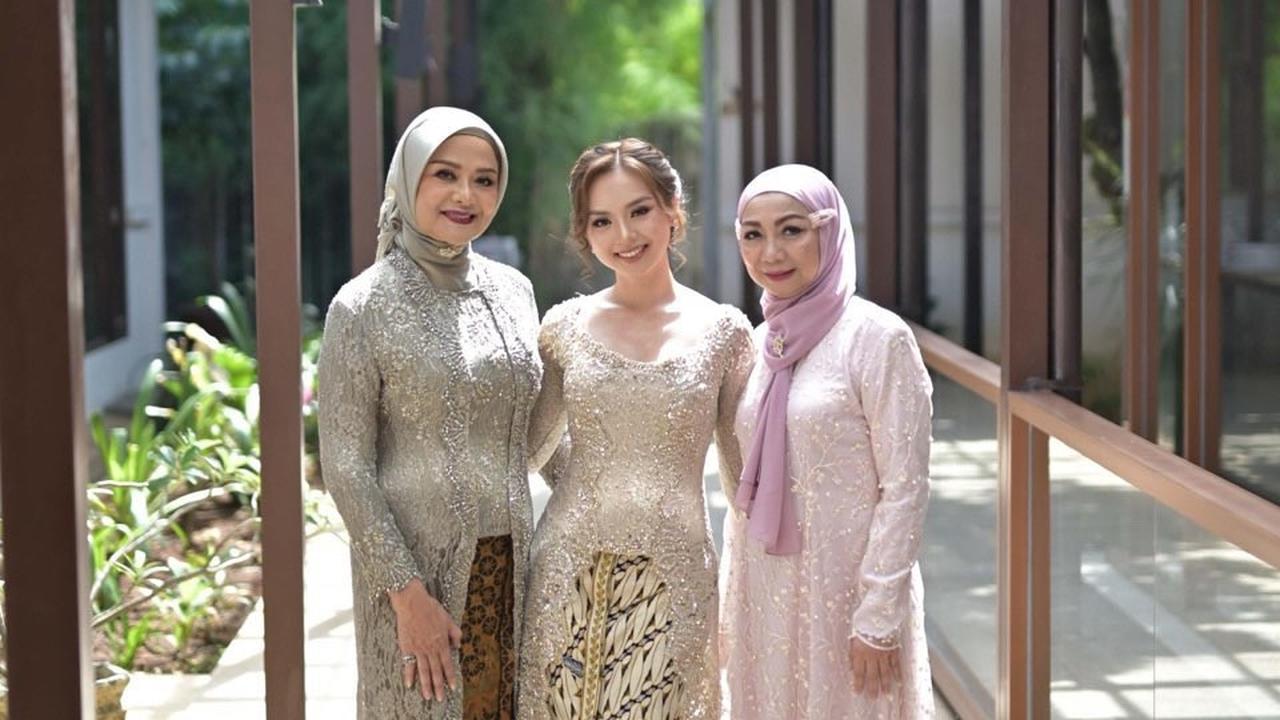 7 Potret Betharia Sonata dan Willy Dozan Tampil Akur - Kompak di Pertunangan Anak