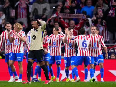 Pemain Barcelona, Jules Kounde, tampak kecewa setelah ditaklukkan Atletico Madrid pada leg pertama semifinal Copa del Rey 2025/2026 di Stadion Metropolitano, Madrid, Jumat (13/2/2026) dini hari WIB. (AP Photo/Manu Fernandez)