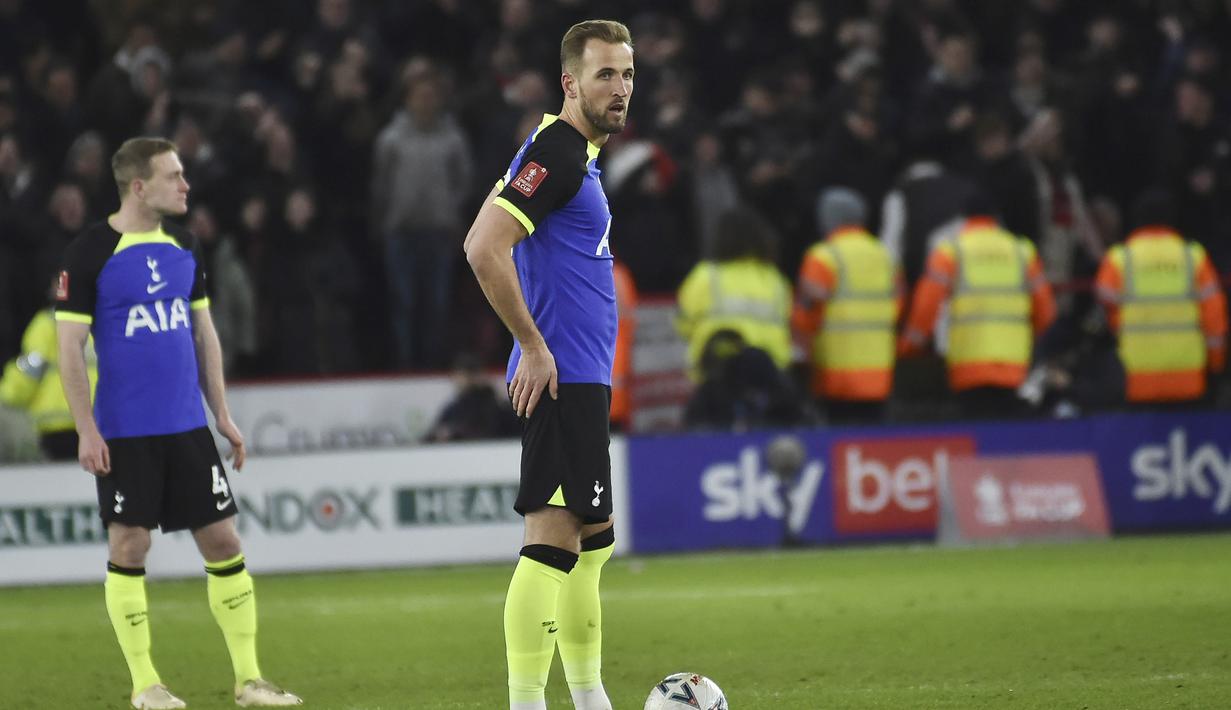 Pemian Tottenham Hotspur, Harry Kane, tampak kecewa setelah ditaklukkan Sheffield United pada laga Piala FA di Stadion Bramall Lane, Kamis (2/3/2023). Pada menit ke-79, mimpi buruk untuk Tottenham Hotspur datang, Iliman Ndiaye mencetak gol ke gawang Fraser Forster. (AP Photo/Rui Vieira)