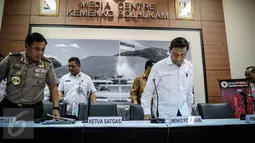 Menkopolhukam Wiranto bersiap menggelar Konferensi tentang Saber Pungli di Jakarta, Kamis (24/11). Wiranto juga menjelaskan, bahwa Satgas ini terbuka terhadap masukan dan pelibatan masyarakat secara langsung. (Liputan6.com/Faizal Fanani)