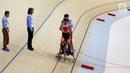 Pembalap sepeda Indonesia, Chrismonita Dwi Putri bersiap start di nomor Women Elite nomor 500m Time Trial Asian Track Championships 2019 di Jakarta International Velodrome, Kamis (10/1). Putri meraih mendali perunggu. (Bola.com/Yoppy Renato)