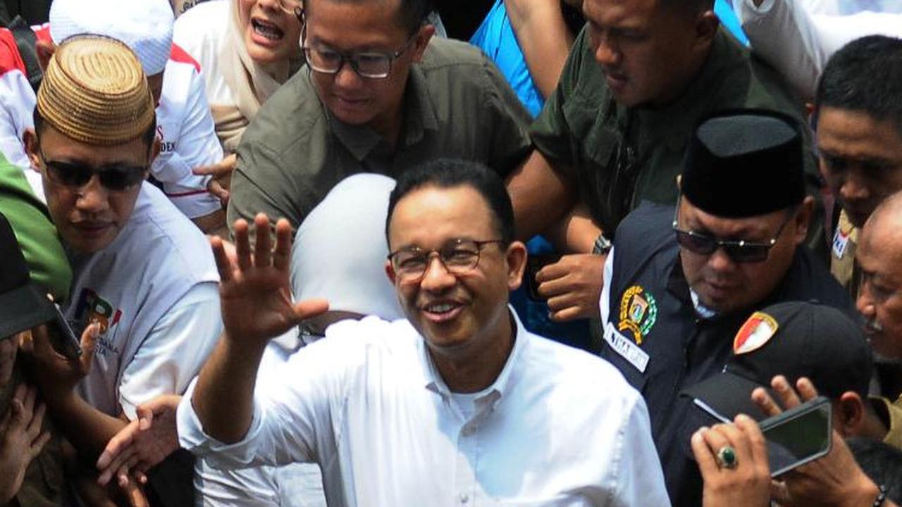 VIDEO: Anies Berkali-kali Dihujani Pelukan Anak Papua, Penonton Histeris