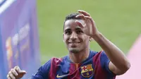 Douglas saat diperkenalkan sebagai pemain baru Barcelona (JOSEP LAGO / AFP)