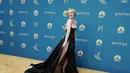 Elle Fanning tertawa saat berpose menghadiri ajang Emmy Awards ke-74 di Microsoft Theater di Los Angeles, Amerika Serikat (12/9/2022). Elle mengungkapkan bahwa desainer pelanggan Sharon Long, yang bekerja dengannya di acara The Great, mendesain gaun itu untuknya. (AP Photo/Jae C. Hong)